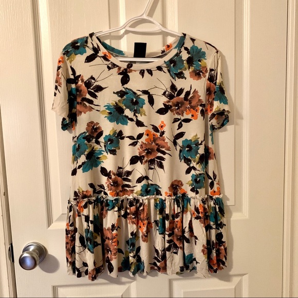 Agnes & Dora Relaxed Ruffle Tee - Picture 1 of 3